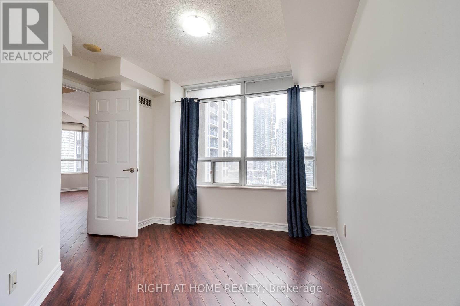 1713 - 310 Burnhamthorpe Road W, Mississauga, Ontario  L5B 4P9 - Photo 17 - W12950288