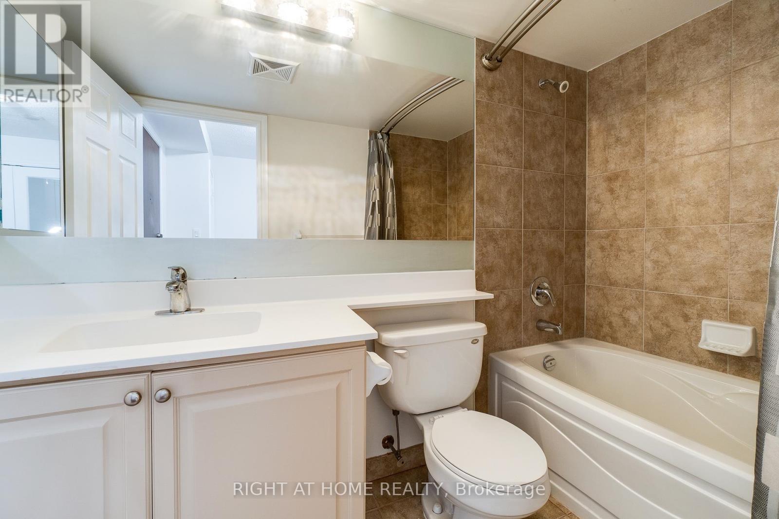 1713 - 310 Burnhamthorpe Road W, Mississauga, Ontario  L5B 4P9 - Photo 23 - W12950288