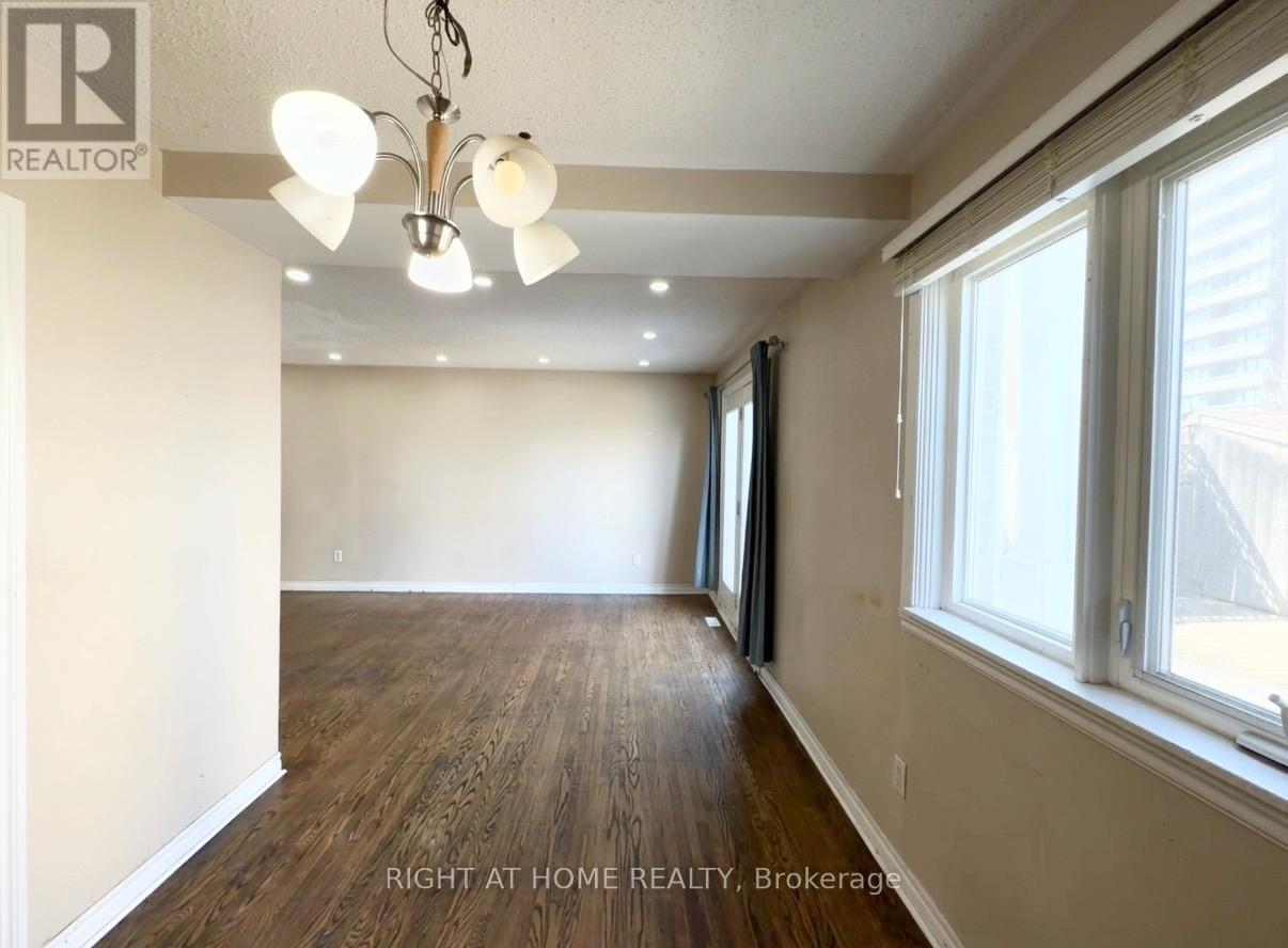 270 Town House Crescent, Brampton, Ontario  L6W 3C7 - Photo 11 - W12968392