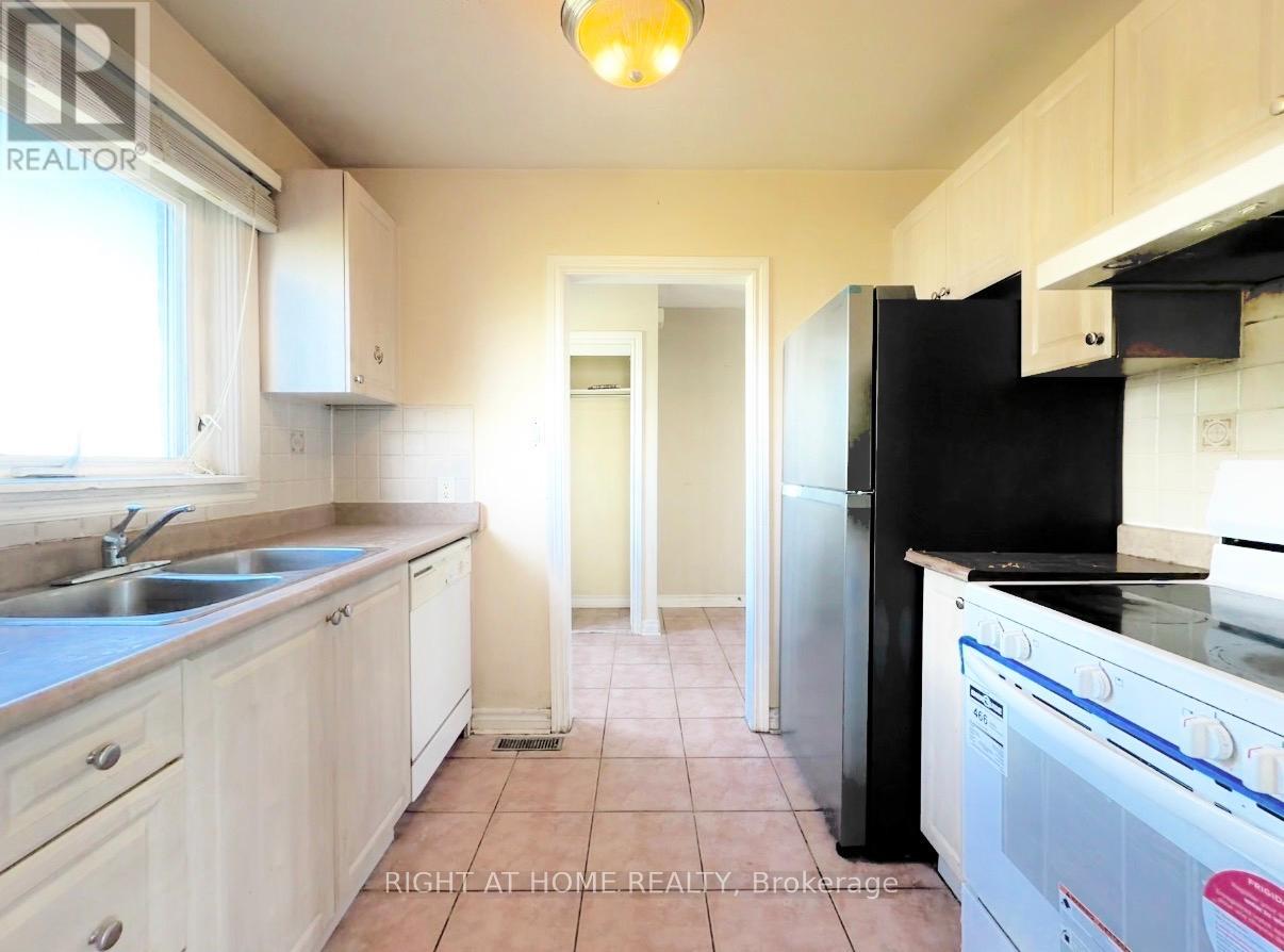 270 Town House Crescent, Brampton, Ontario  L6W 3C7 - Photo 10 - W12968392