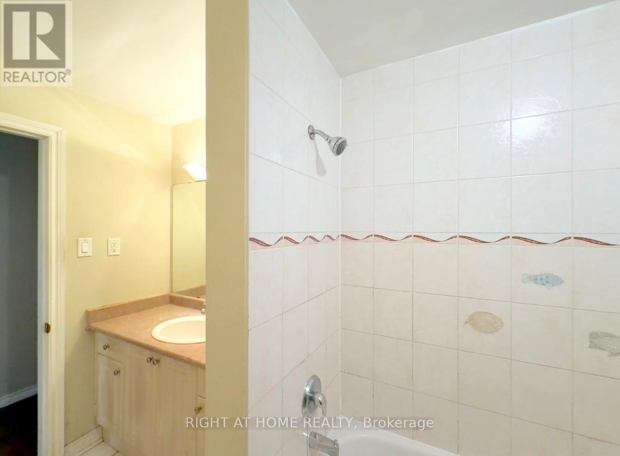 270 Town House Crescent, Brampton, Ontario  L6W 3C7 - Photo 18 - W12968392