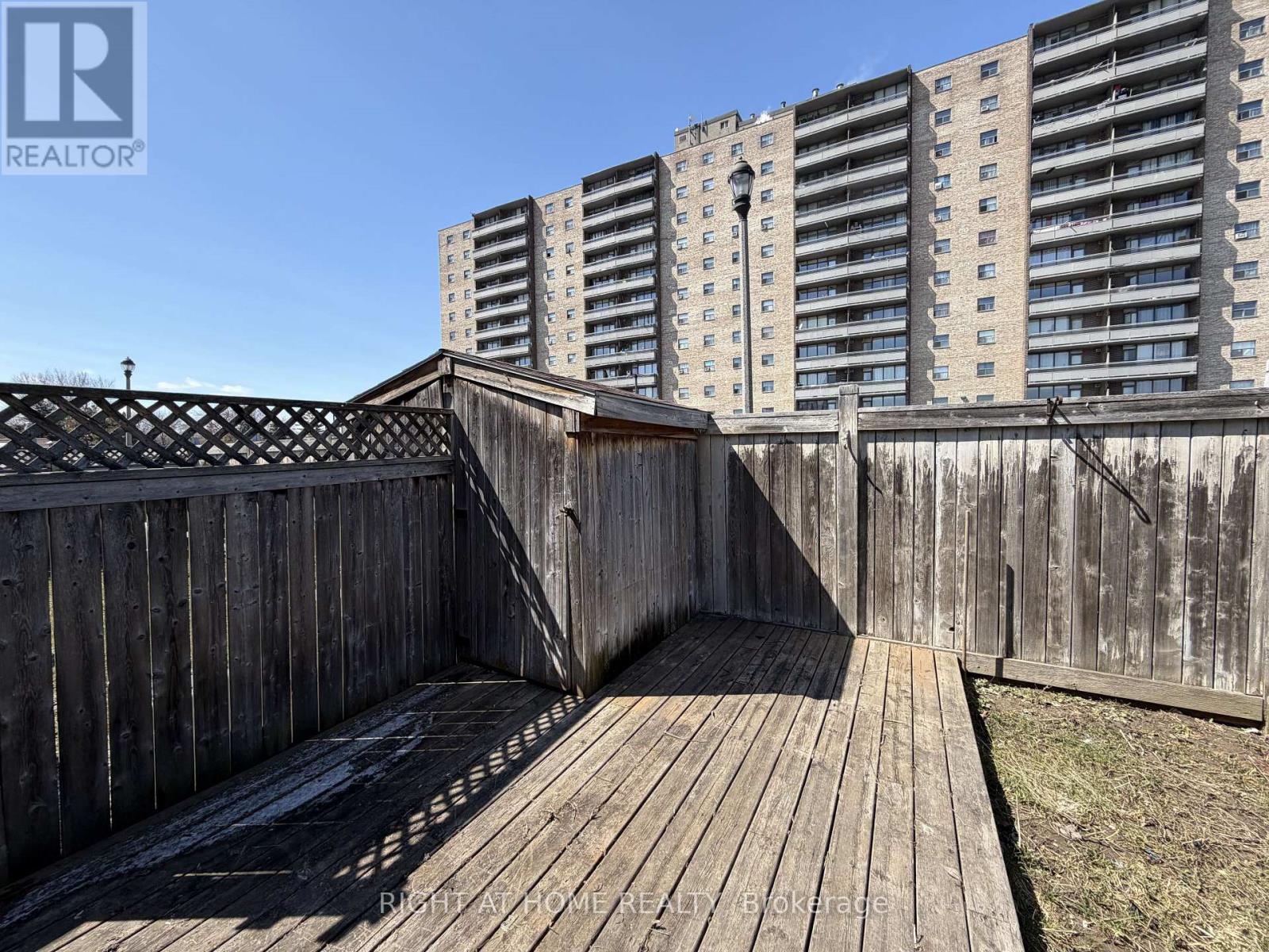 270 Town House Crescent, Brampton, Ontario  L6W 3C7 - Photo 6 - W12968392