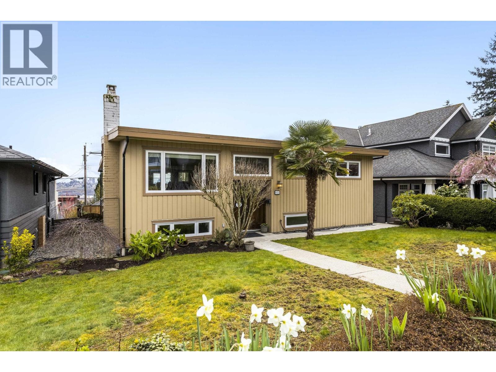 831 Whitchurch Street, North Vancouver, British Columbia  V7L 2A5 - Photo 2 - R3108209