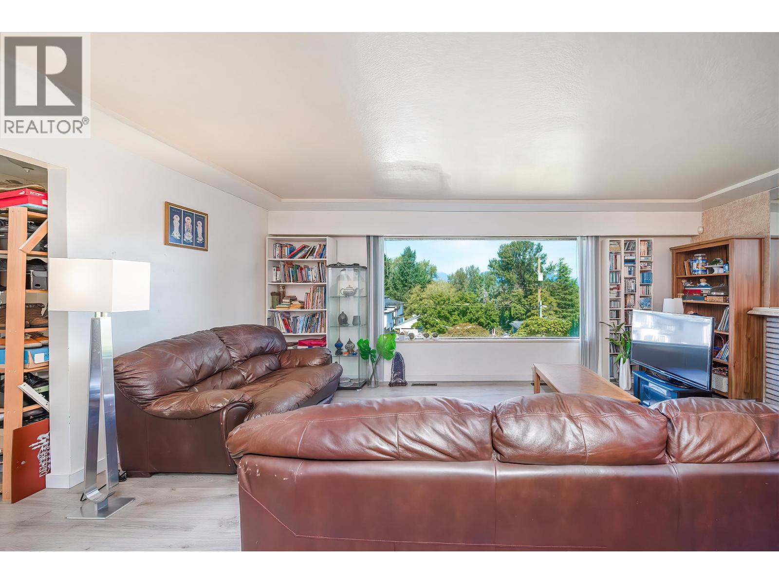 5130 Buxton St, Burnaby, British Columbia  V5H 1J8 - Photo 2 - R3108073