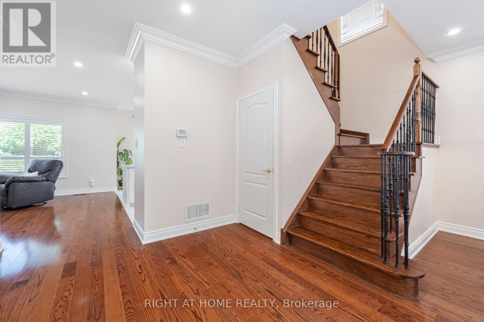 3737 Brinwood Gate S, Mississauga, Ontario  L5M 7G9 - Photo 22 - W12968396