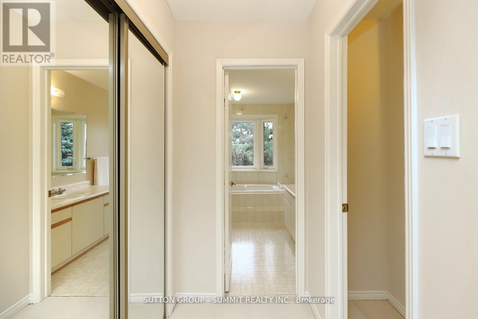 2654 Ambercroft Trail, Mississauga, Ontario  L5M 4K1 - Photo 22 - W12968418