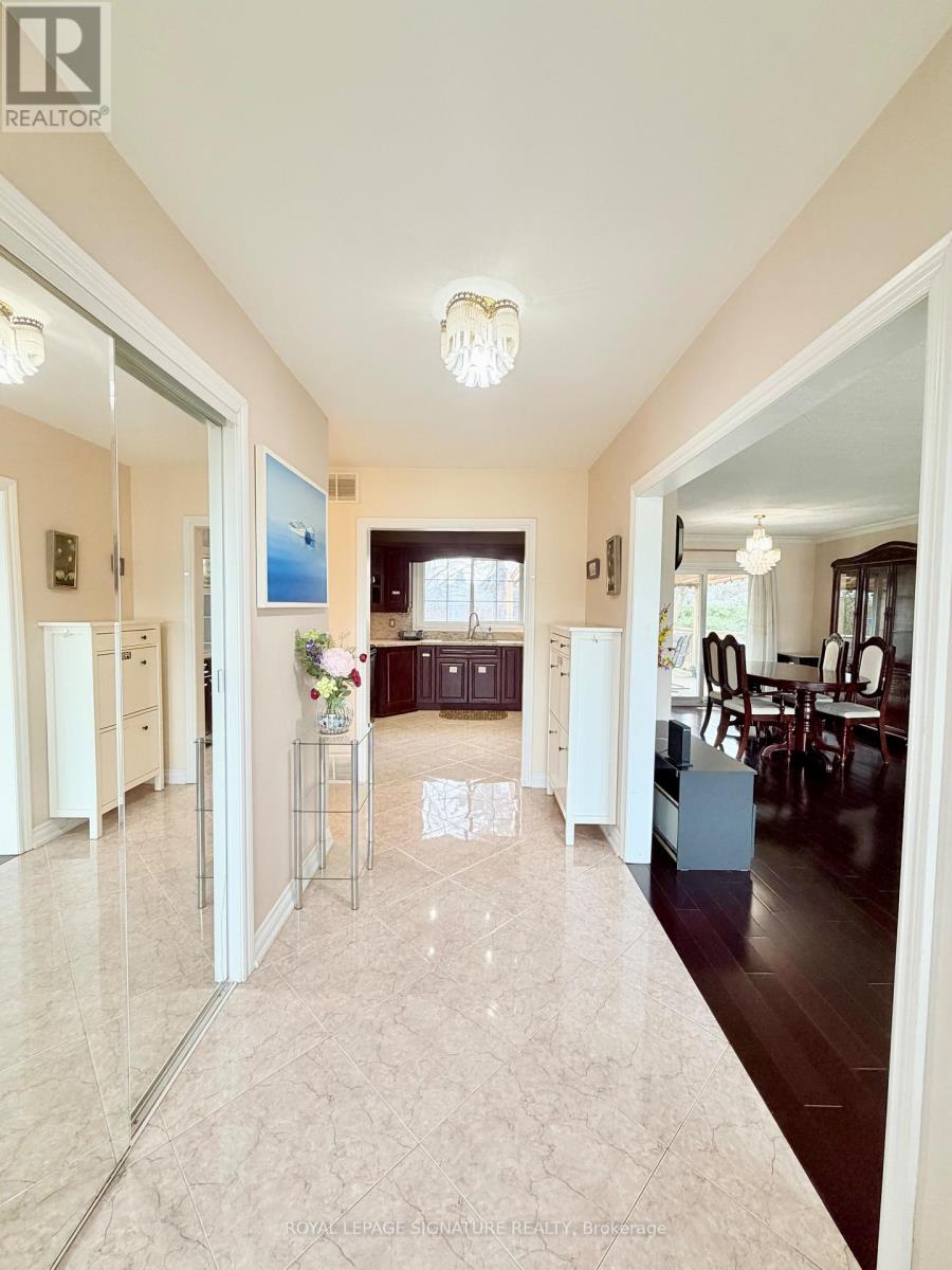 1830 Christopher Road, Mississauga, Ontario  L5J 2K8 - Photo 3 - W12968398