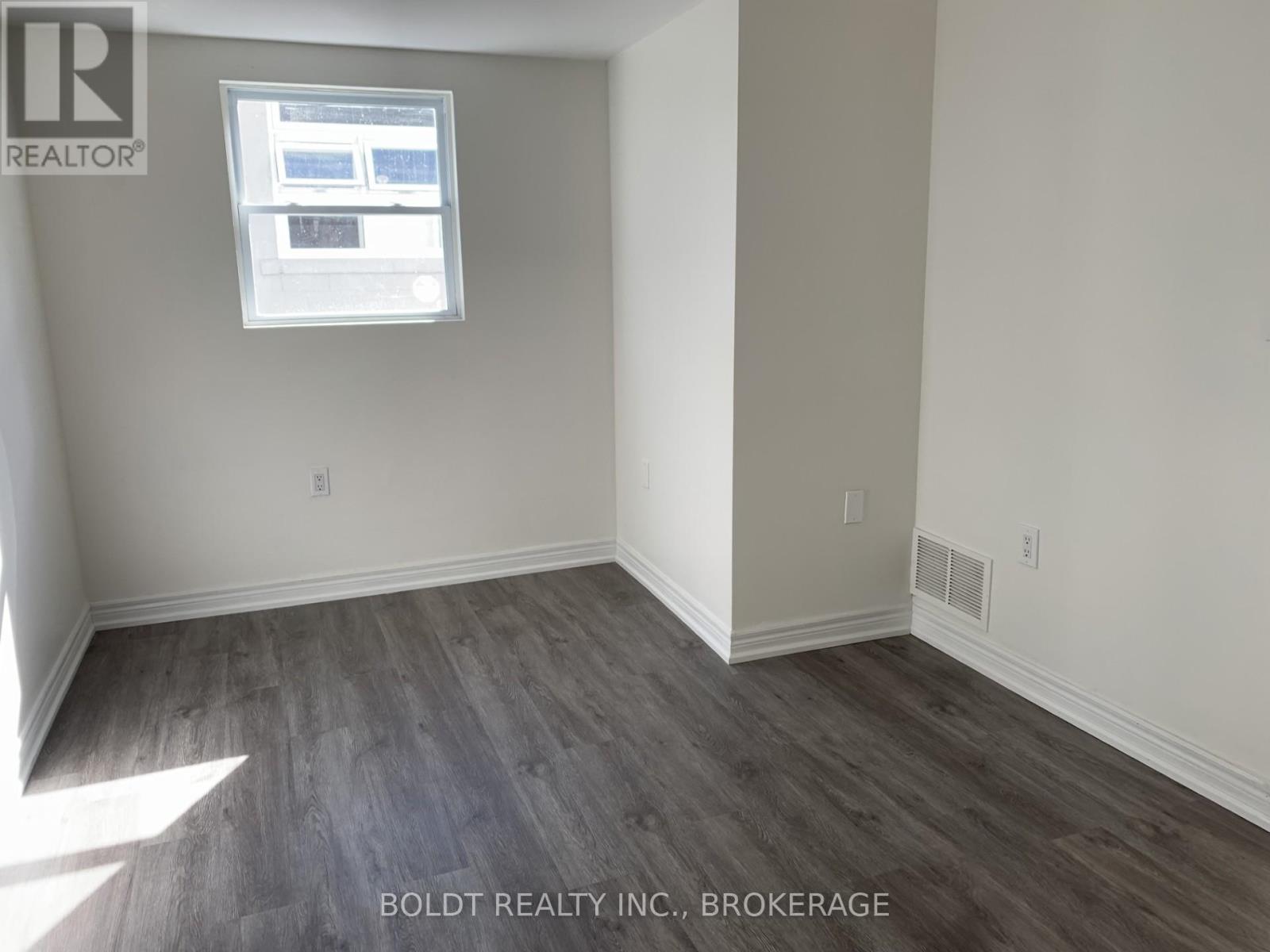 114 Lake Street, St. Catharines, Ontario  L2R 5X8 - Photo 10 - X12672086