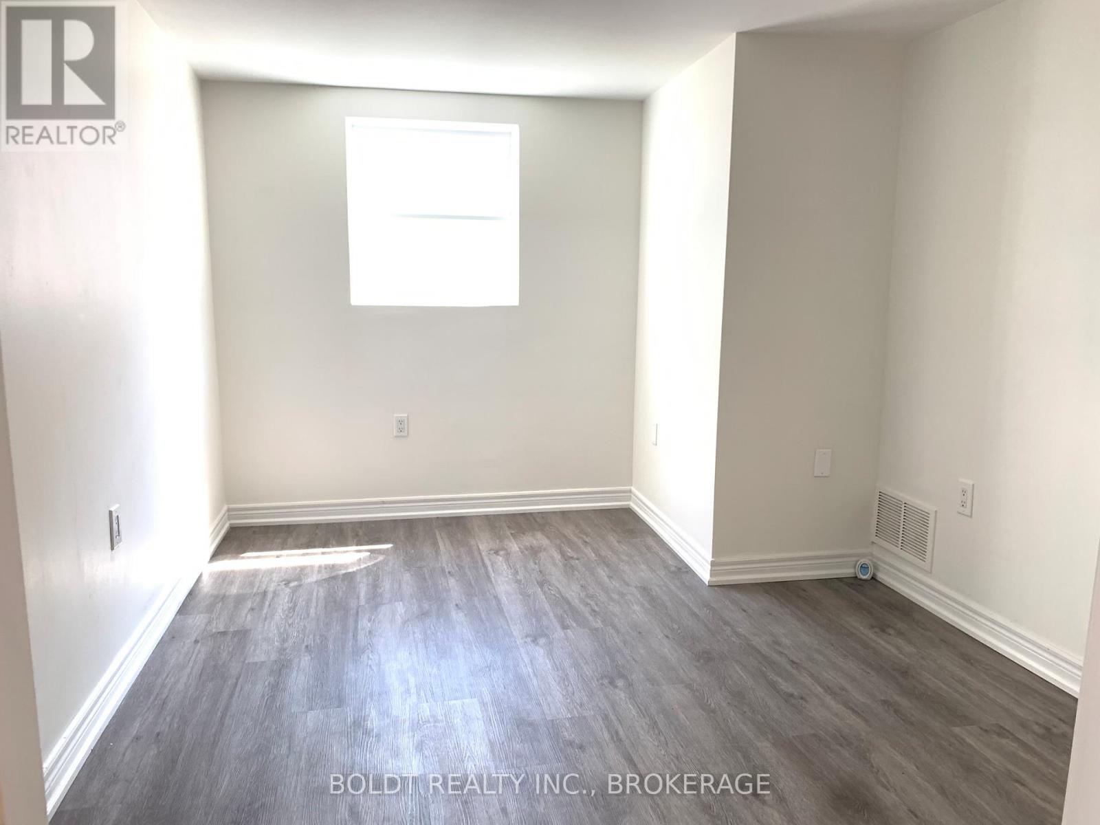 114 Lake Street, St. Catharines, Ontario  L2R 5X8 - Photo 7 - X12672086