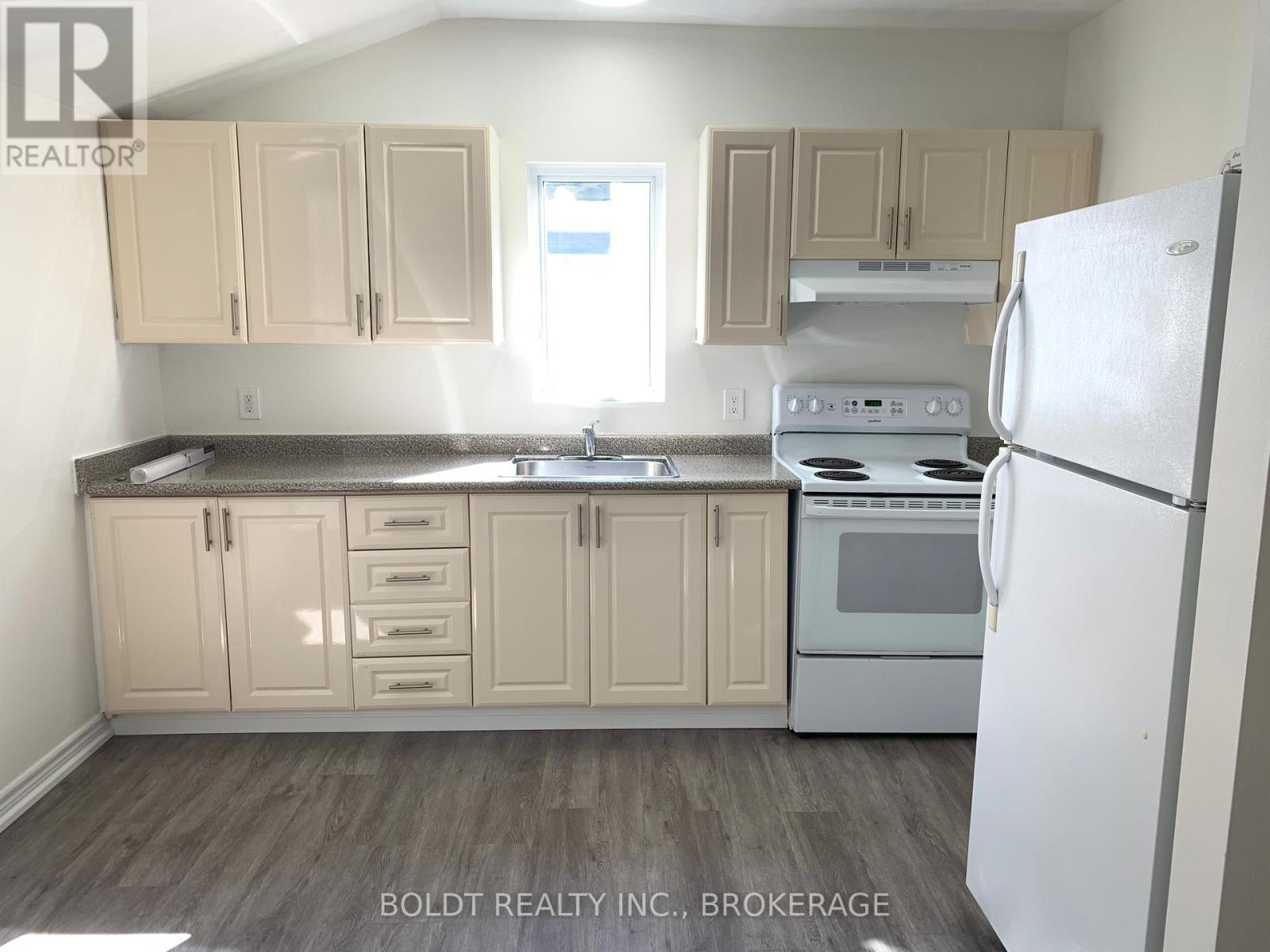 114 Lake Street, St. Catharines, Ontario  L2R 5X8 - Photo 4 - X12672086