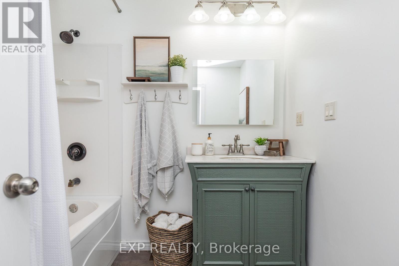 1104 Ferrier Avenue, Innisfil (Lefroy), Ontario  L0L 1W0 - Photo 21 - N12968516