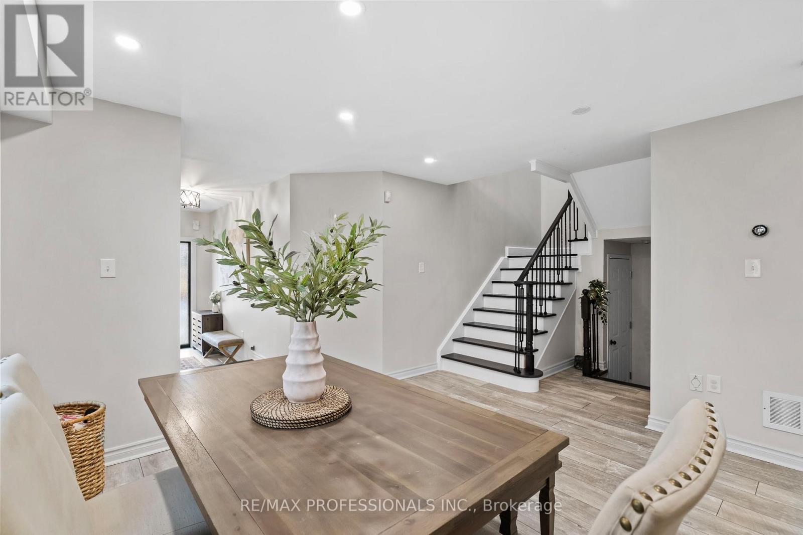 135 Professor Day Drive, Bradford West Gwillimbury, Ontario  L3Z 3B9 - Photo 8 - N12968182