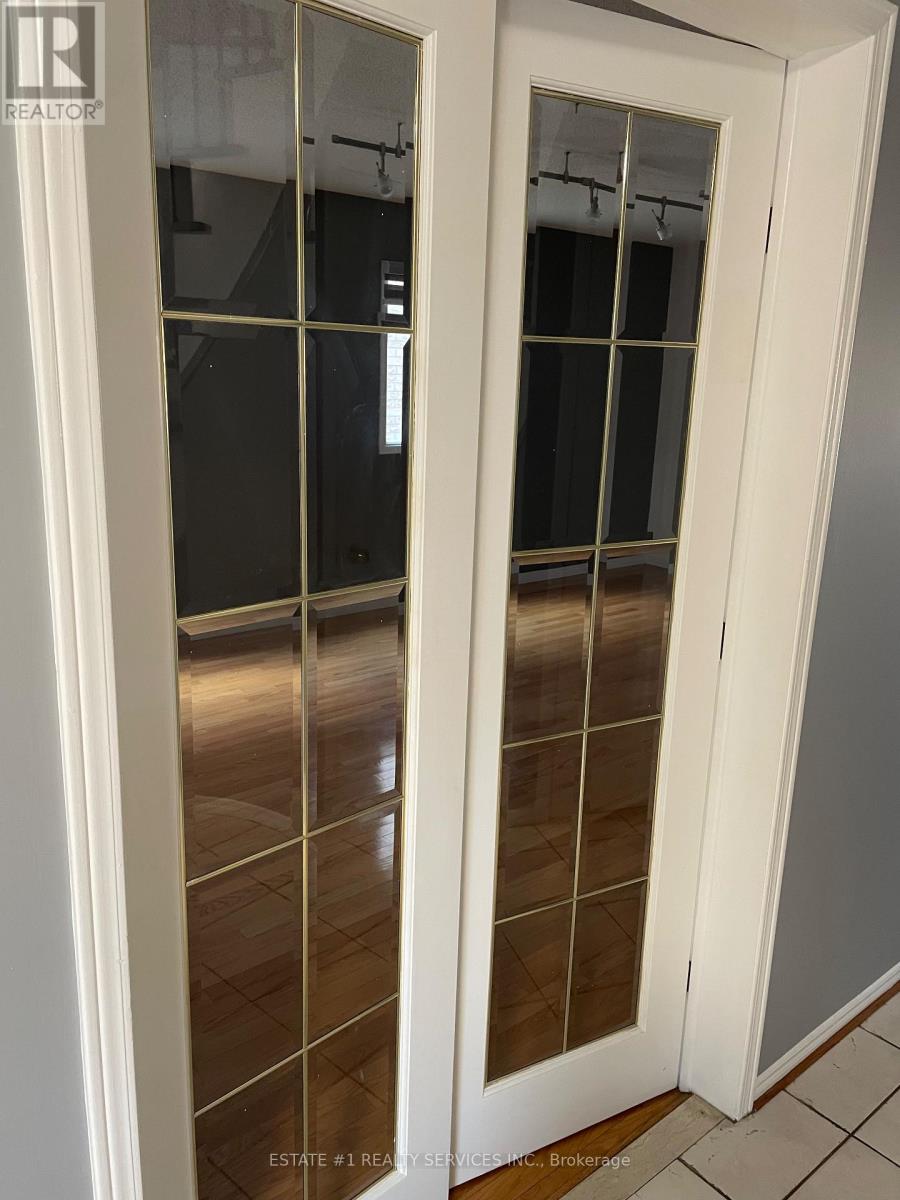 2943 Gulfstream Way, Mississauga (Meadowvale), Ontario  L5N 6J9 - Photo 5 - W12910626