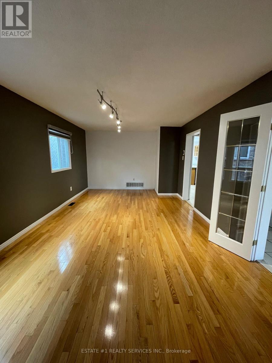 2943 Gulfstream Way, Mississauga (Meadowvale), Ontario  L5N 6J9 - Photo 8 - W12910626