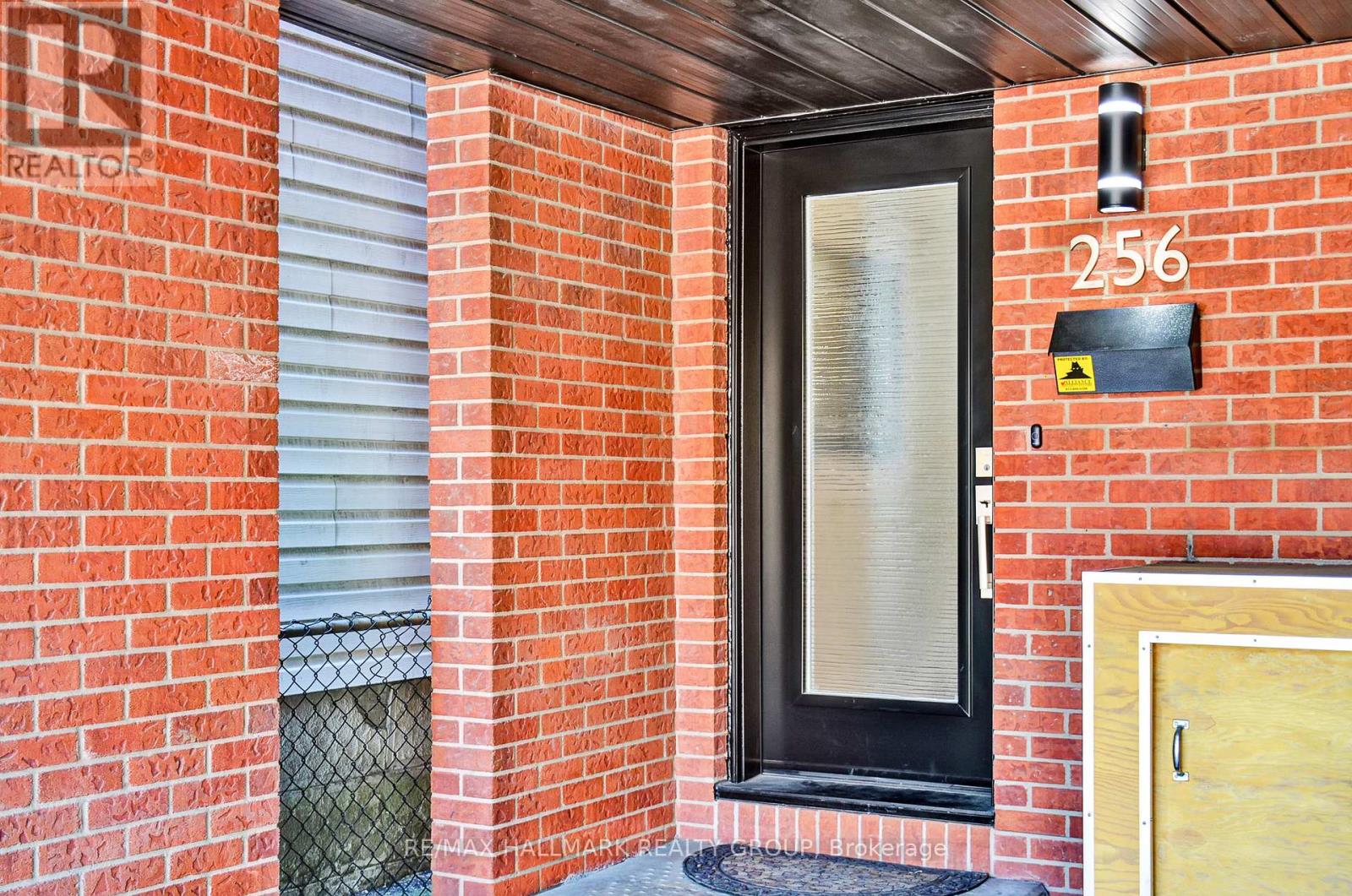 256 Bruyere Street, Ottawa, Ontario  K1N 5E6 - Photo 2 - X12968574