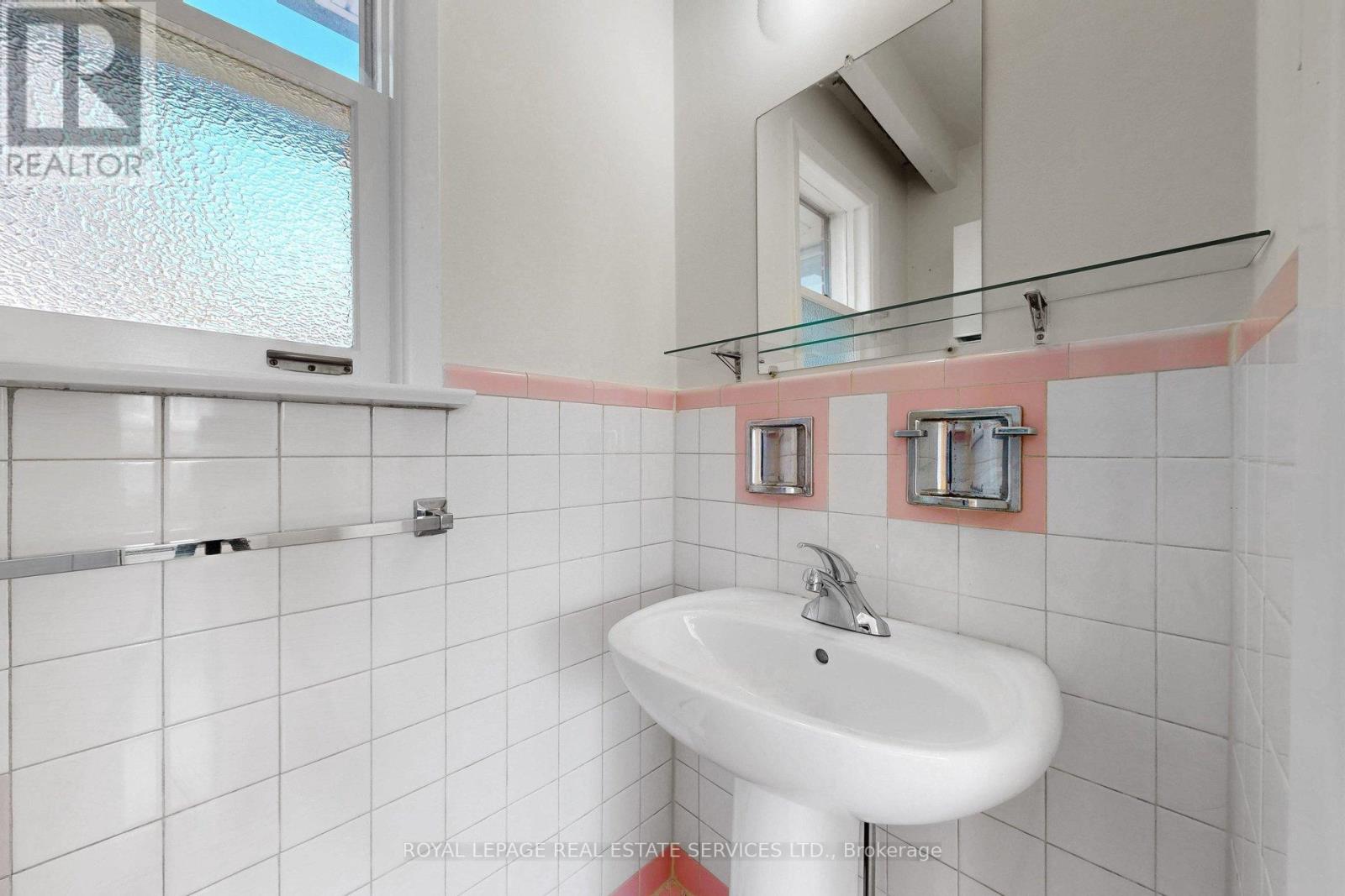 27 Peacham Crescent, Toronto, Ontario  M3M 1S2 - Photo 13 - W12968560