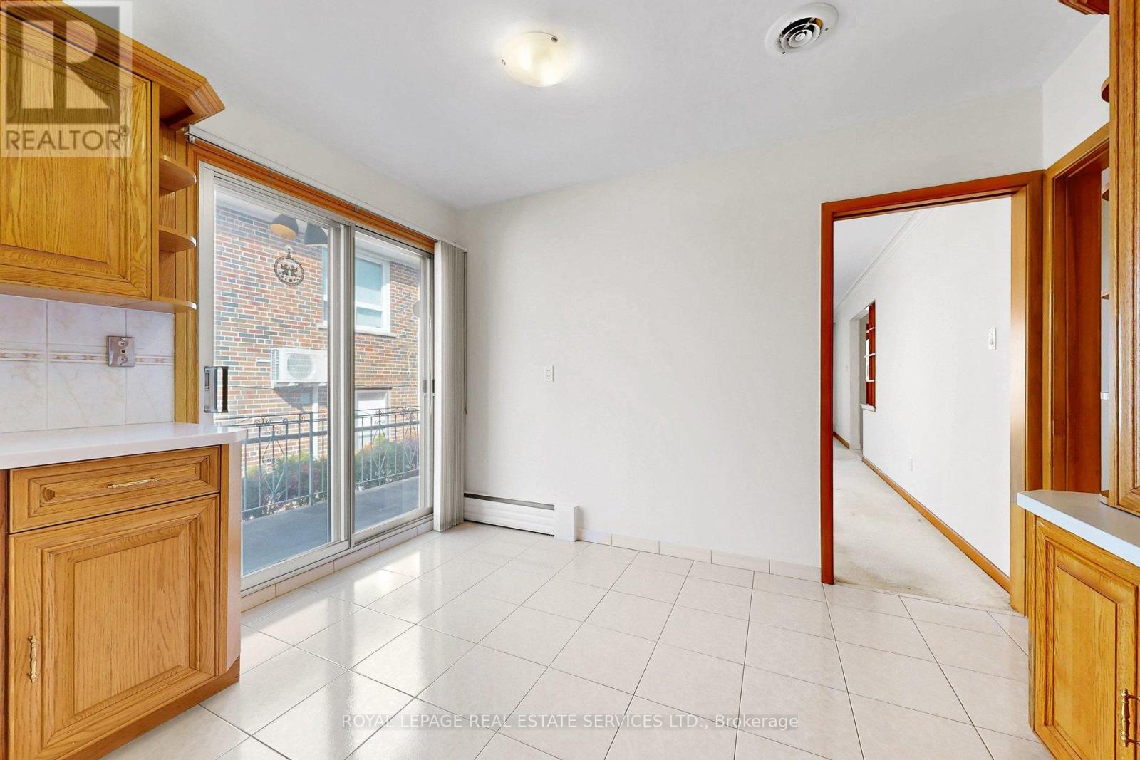 27 Peacham Crescent, Toronto, Ontario  M3M 1S2 - Photo 7 - W12968560