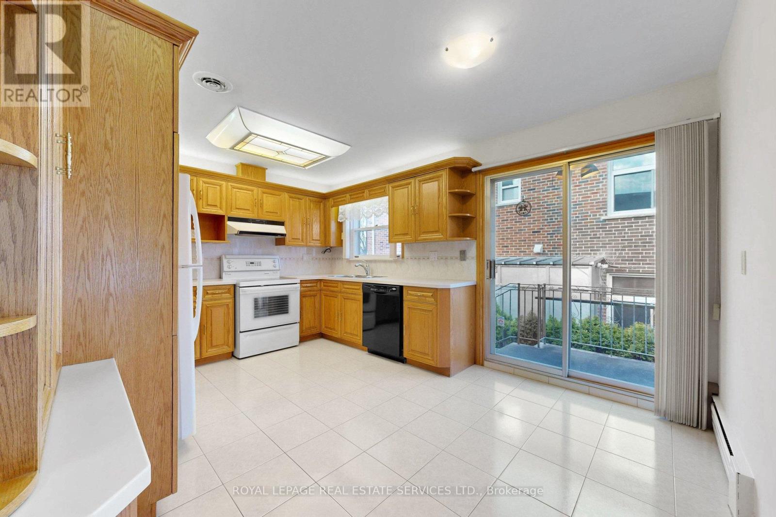 27 Peacham Crescent, Toronto, Ontario  M3M 1S2 - Photo 8 - W12968560