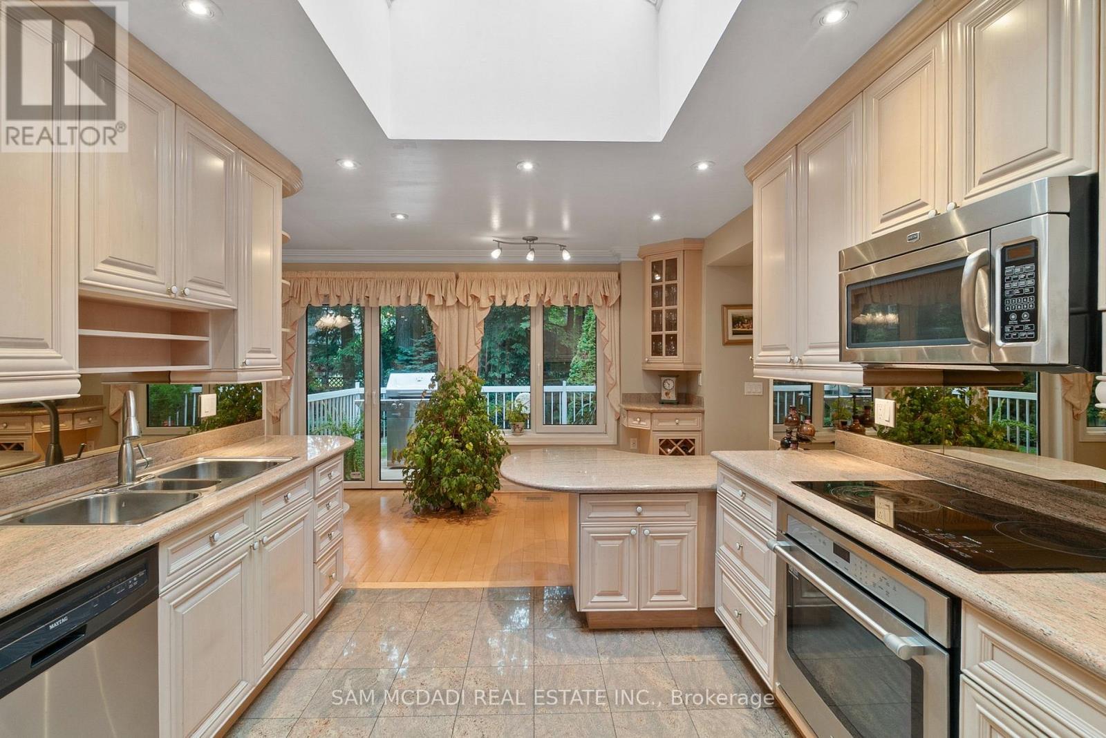 978 Tennyson Avenue, Mississauga, Ontario  L5H 2Z1 - Photo 12 - W12968576