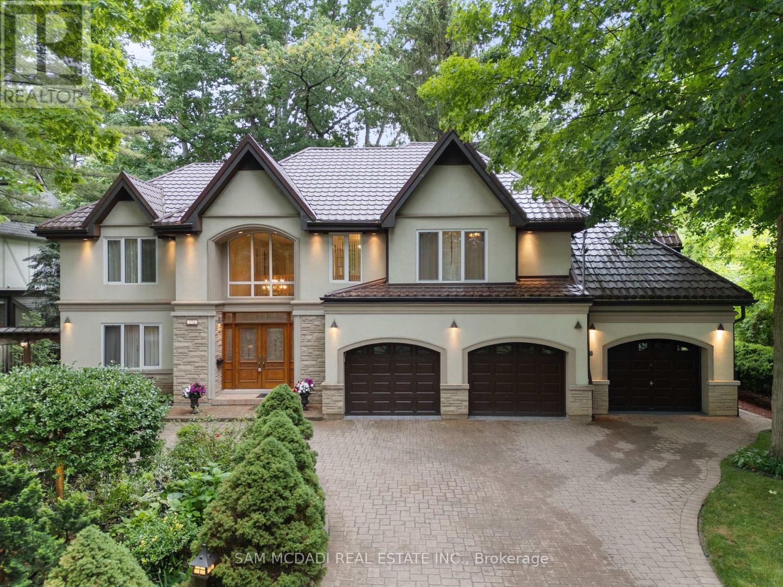 978 Tennyson Avenue, Mississauga, Ontario  L5H 2Z1 - Photo 2 - W12968576