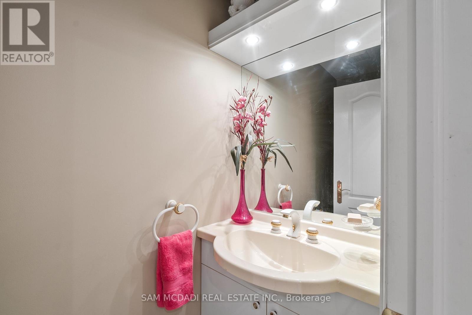 978 Tennyson Avenue, Mississauga, Ontario  L5H 2Z1 - Photo 5 - W12968576