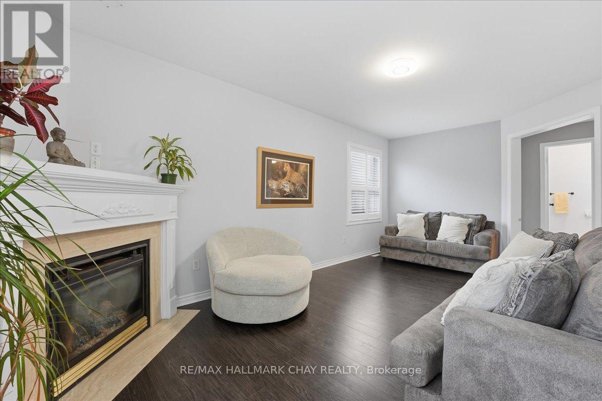 102 Esther Drive, Barrie, Ontario  L4N 0V8 - Photo 11 - S12968614