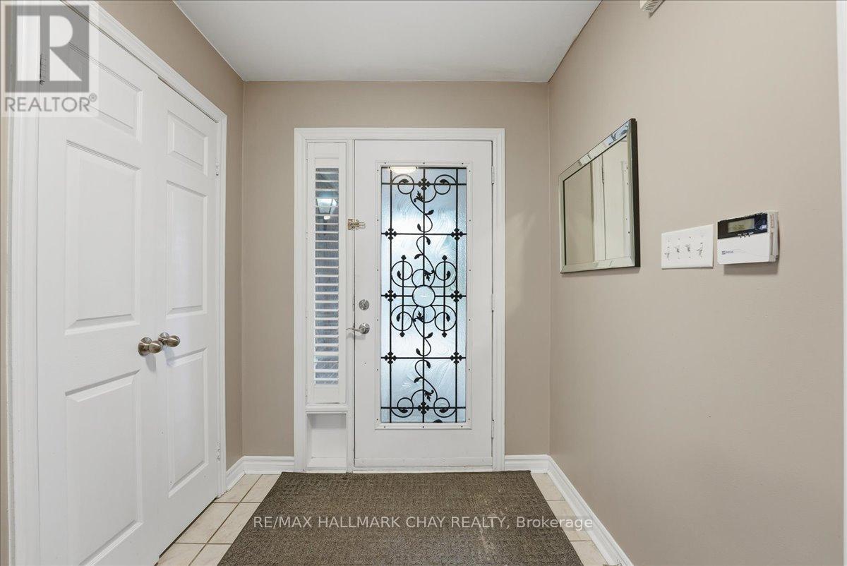 102 Esther Drive, Barrie, Ontario  L4N 0V8 - Photo 4 - S12968614