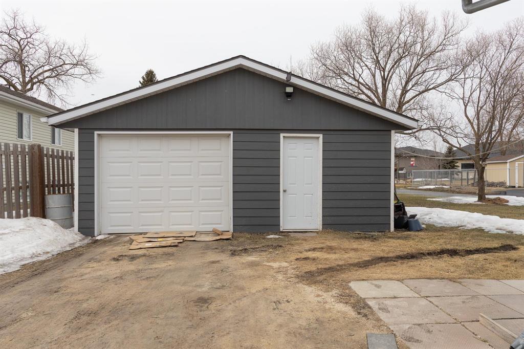 390 Giesbrecht Street, Steinbach, Manitoba  R5G 2C8 - Photo 1 - 202606496
