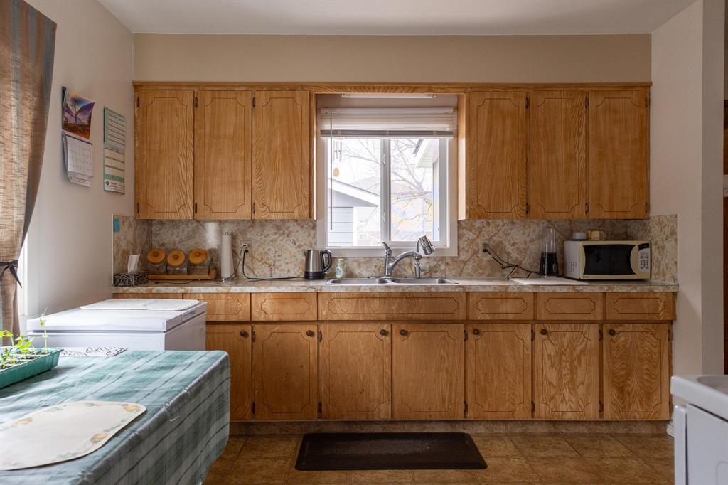 390 Giesbrecht Street, Steinbach, Manitoba  R5G 2C8 - Photo 4 - 202606496