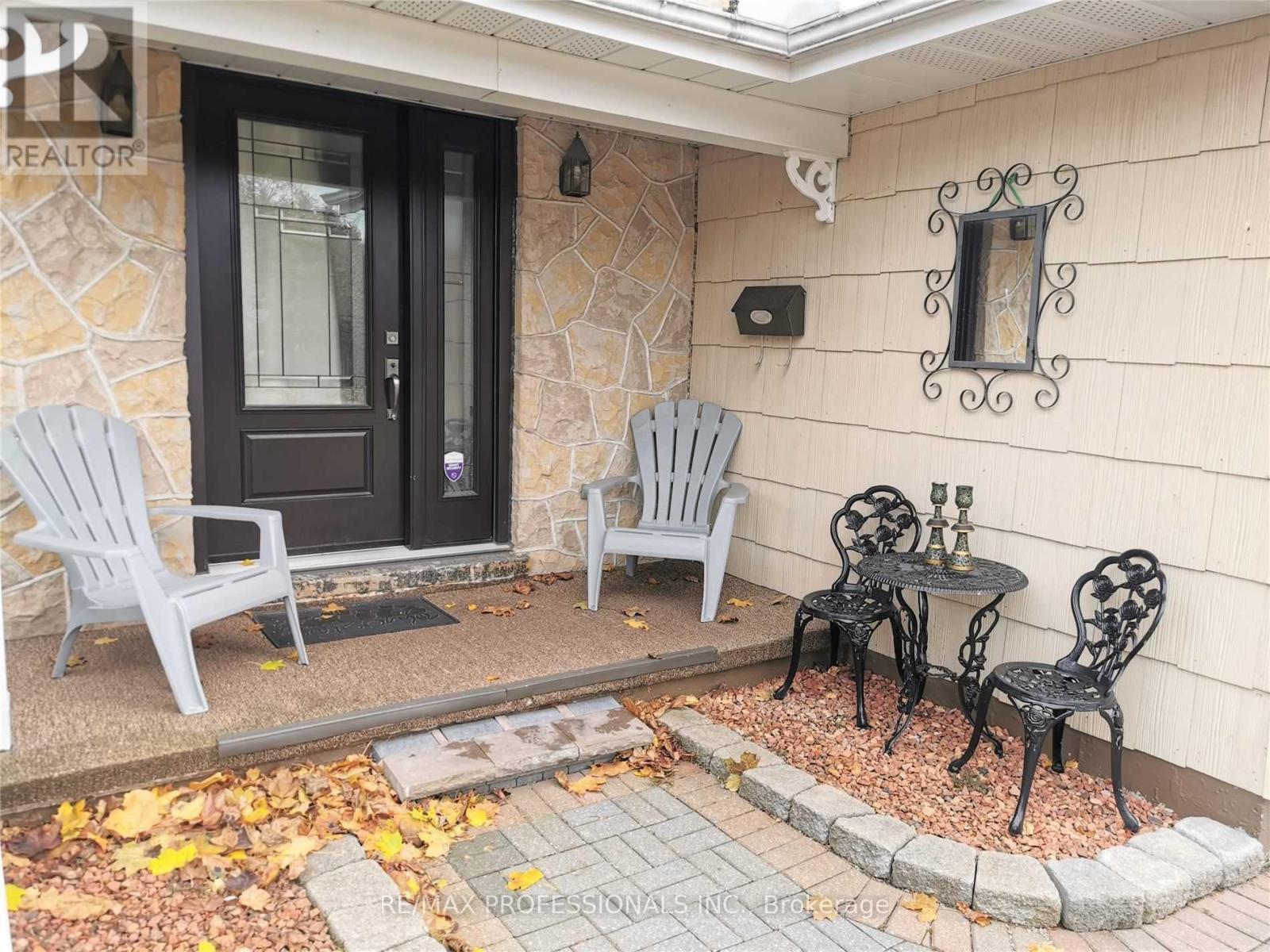 77 Roseneath Crescent, Kitchener, Ontario  N2E 1V8 - Photo 2 - X12968604