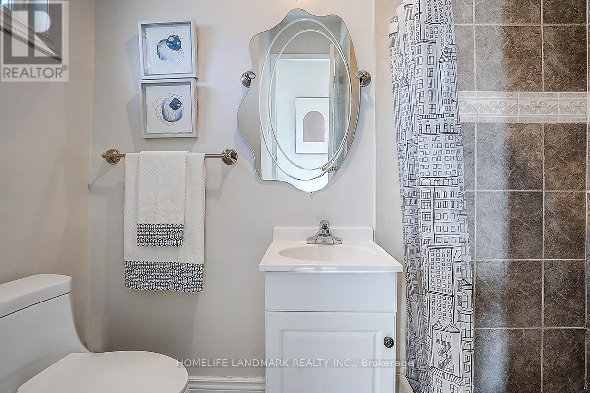 40 Henderson Drive, Aurora, Ontario  L4G 3L2 - Photo 4 - N12968650