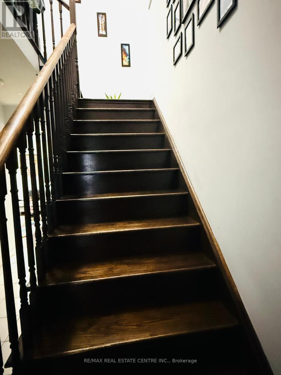 47 Crumlin Crescent, Brampton, Ontario  L6X 0Y3 - Photo 8 - W12968630