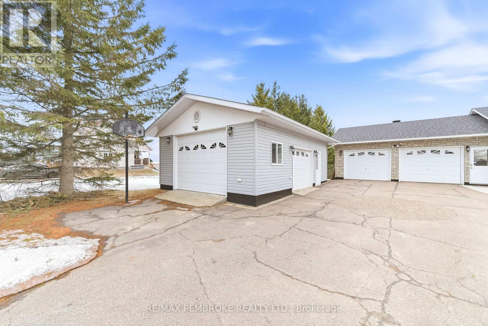 56 Robertson Drive, Whitewater Region, Ontario  K0J 1C0 - Photo 3 - X12962636