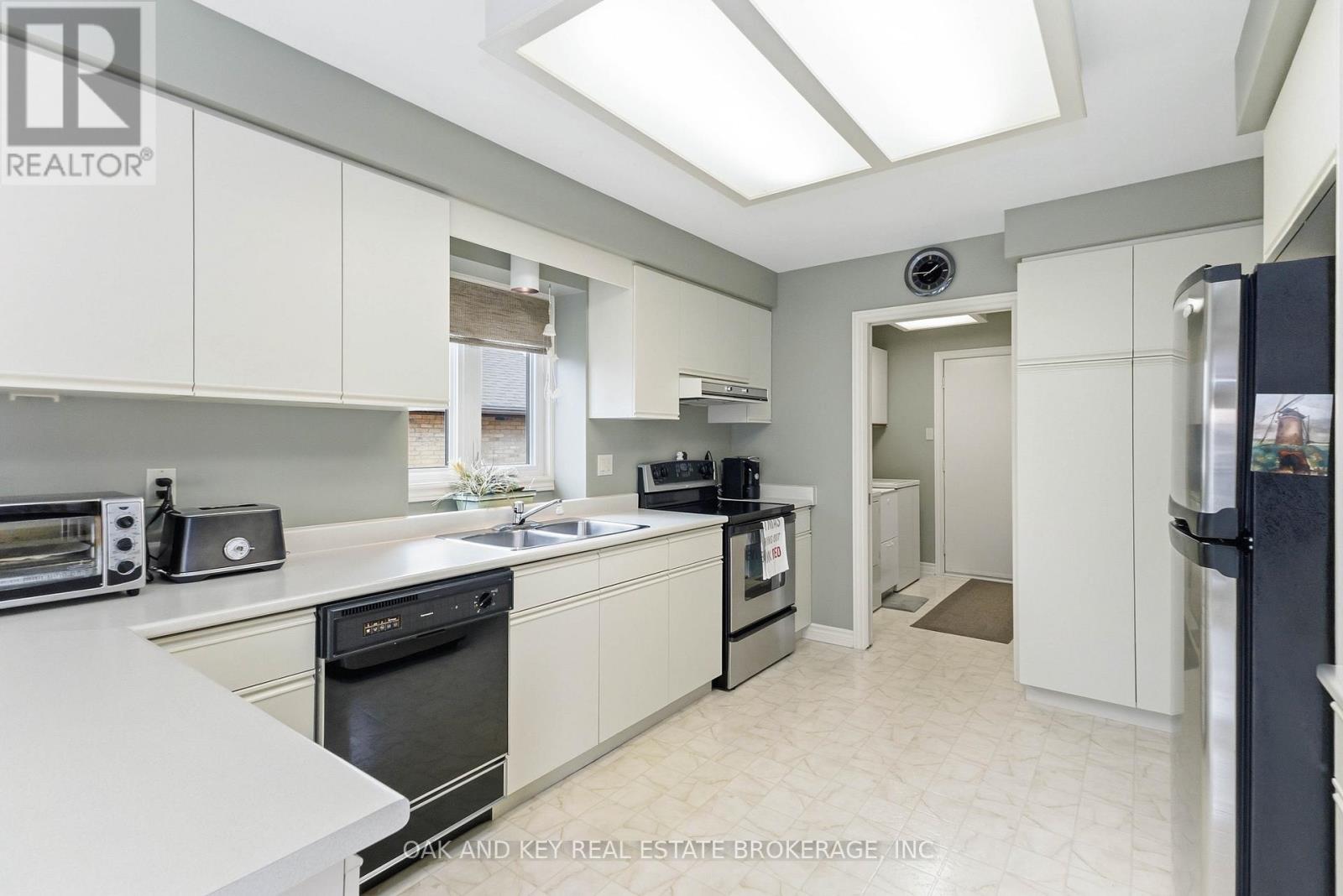 31 Green Hedge Lane, London North, Ontario  N6H 4Z3 - Photo 22 - X12968658