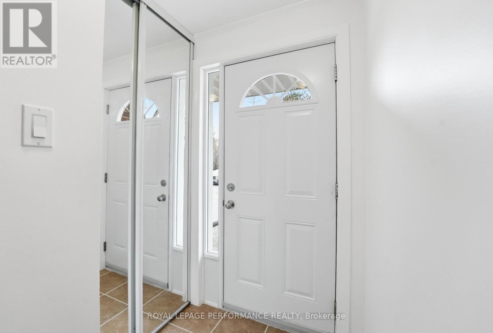 6442 Bilberry Drive, Ottawa, Ontario  K1C 4P3 - Photo 3 - X12968688