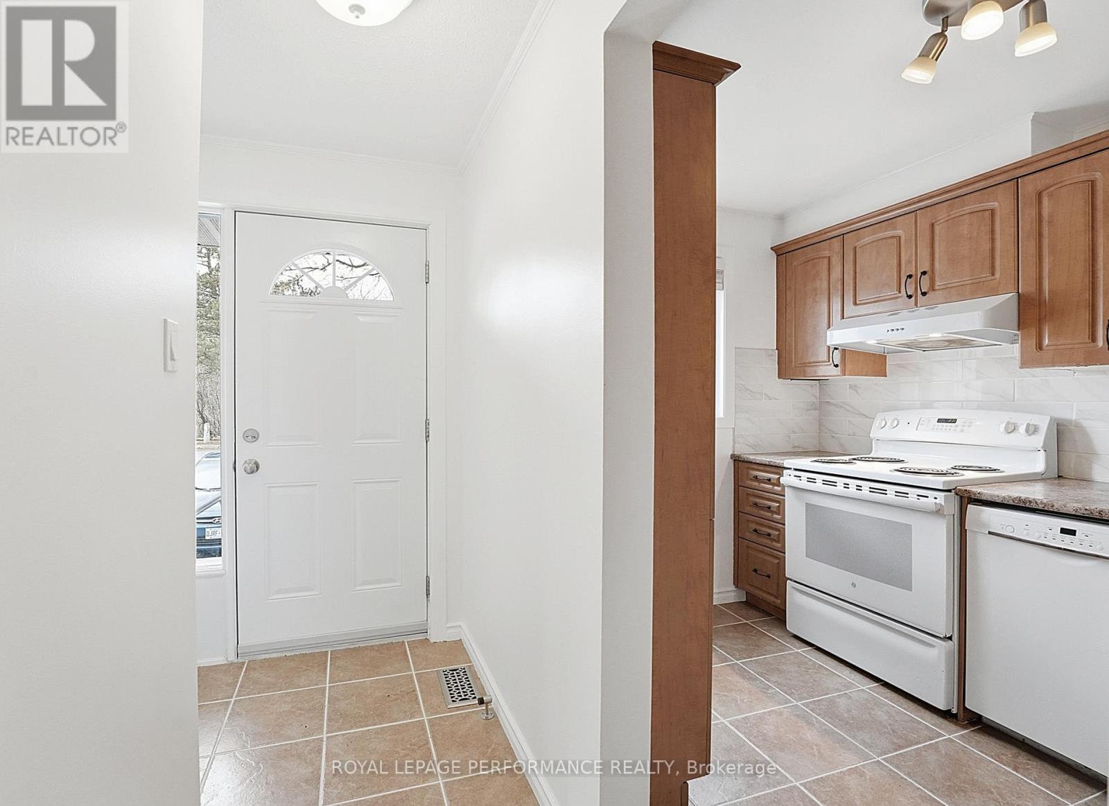 6442 Bilberry Drive, Ottawa, Ontario  K1C 4P3 - Photo 4 - X12968688