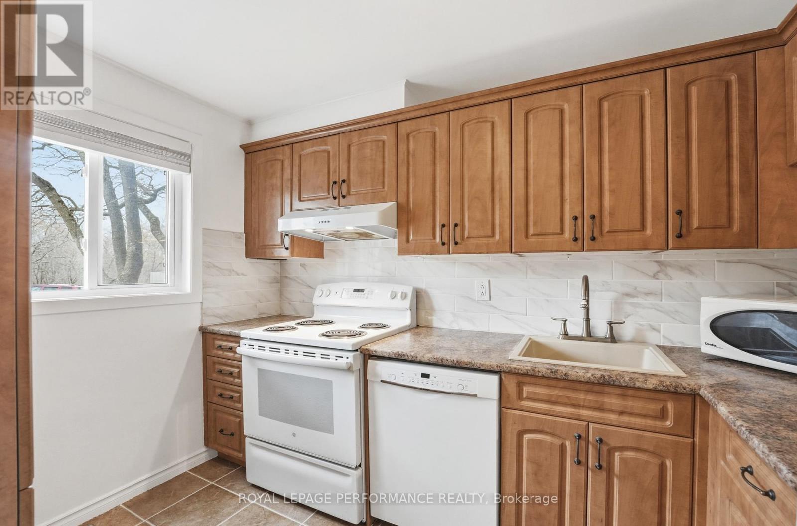 6442 Bilberry Drive, Ottawa, Ontario  K1C 4P3 - Photo 5 - X12968688