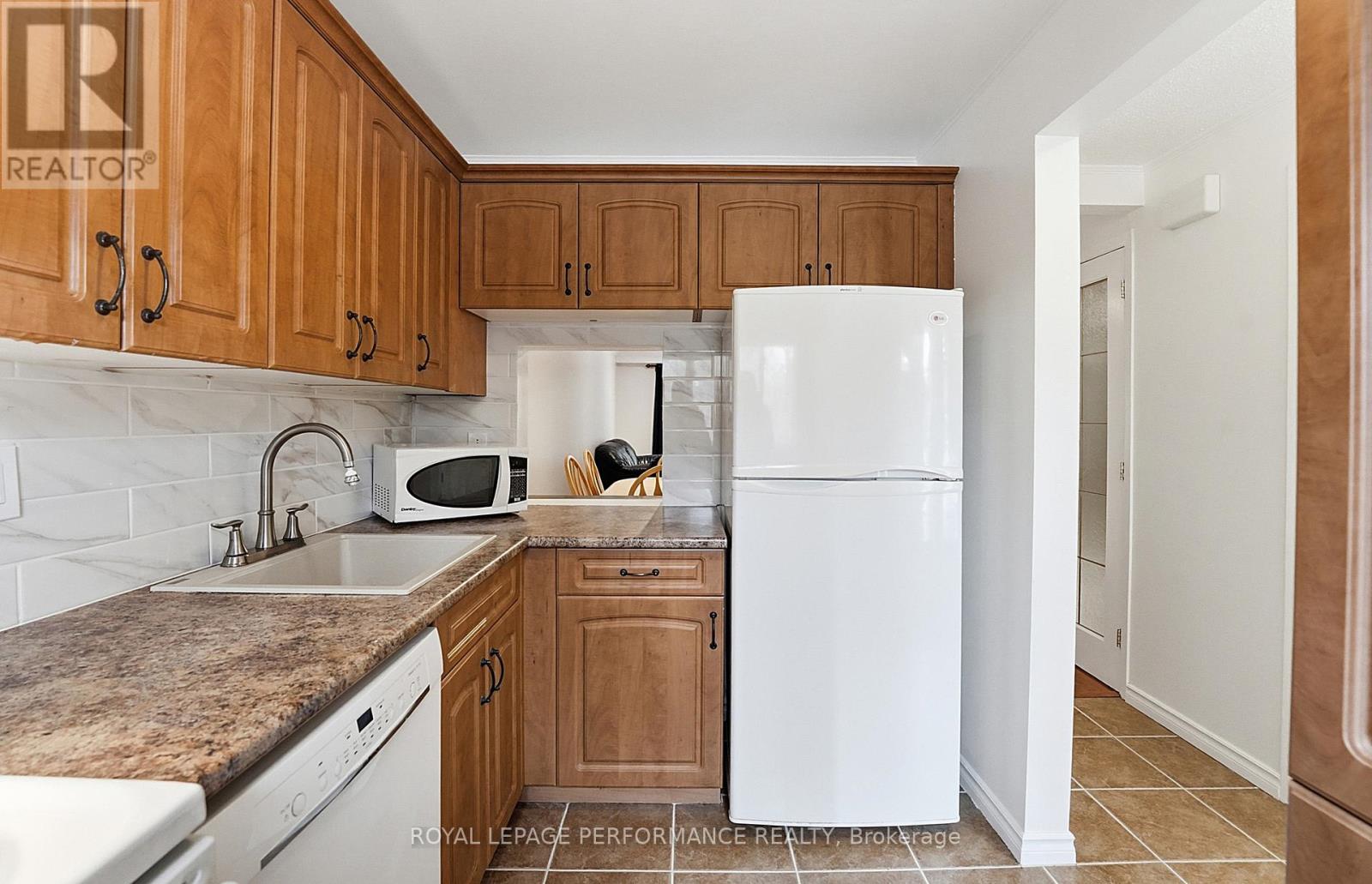 6442 Bilberry Drive, Ottawa, Ontario  K1C 4P3 - Photo 6 - X12968688