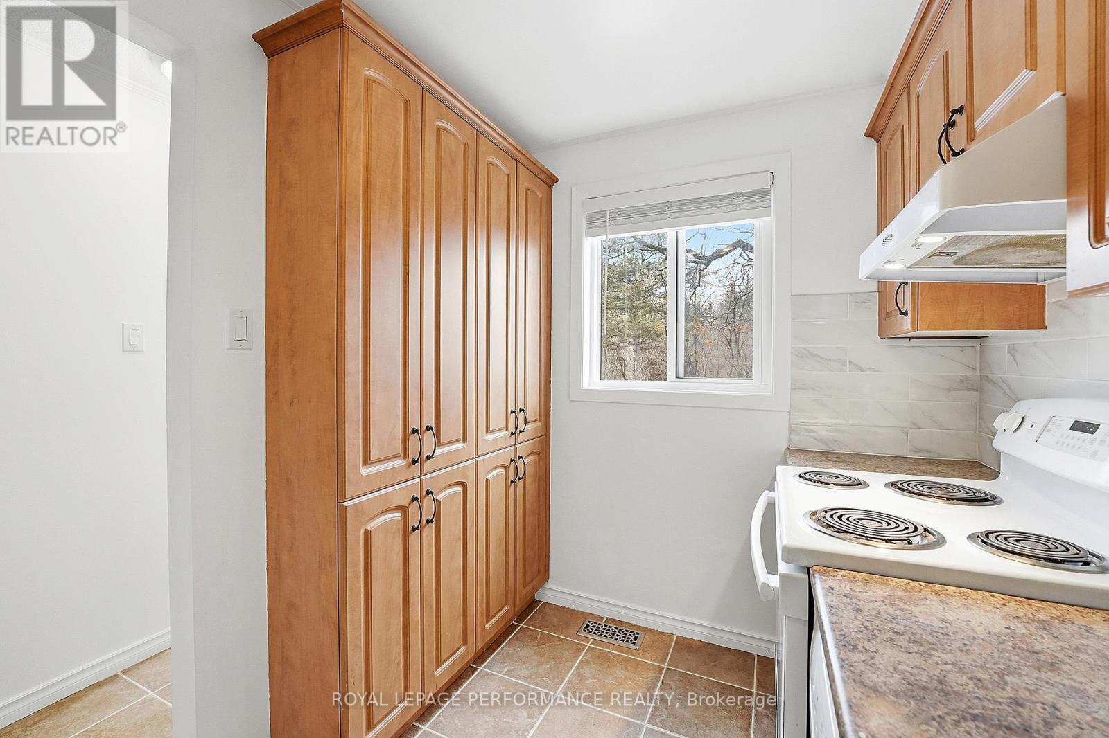 6442 Bilberry Drive, Ottawa, Ontario  K1C 4P3 - Photo 7 - X12968688