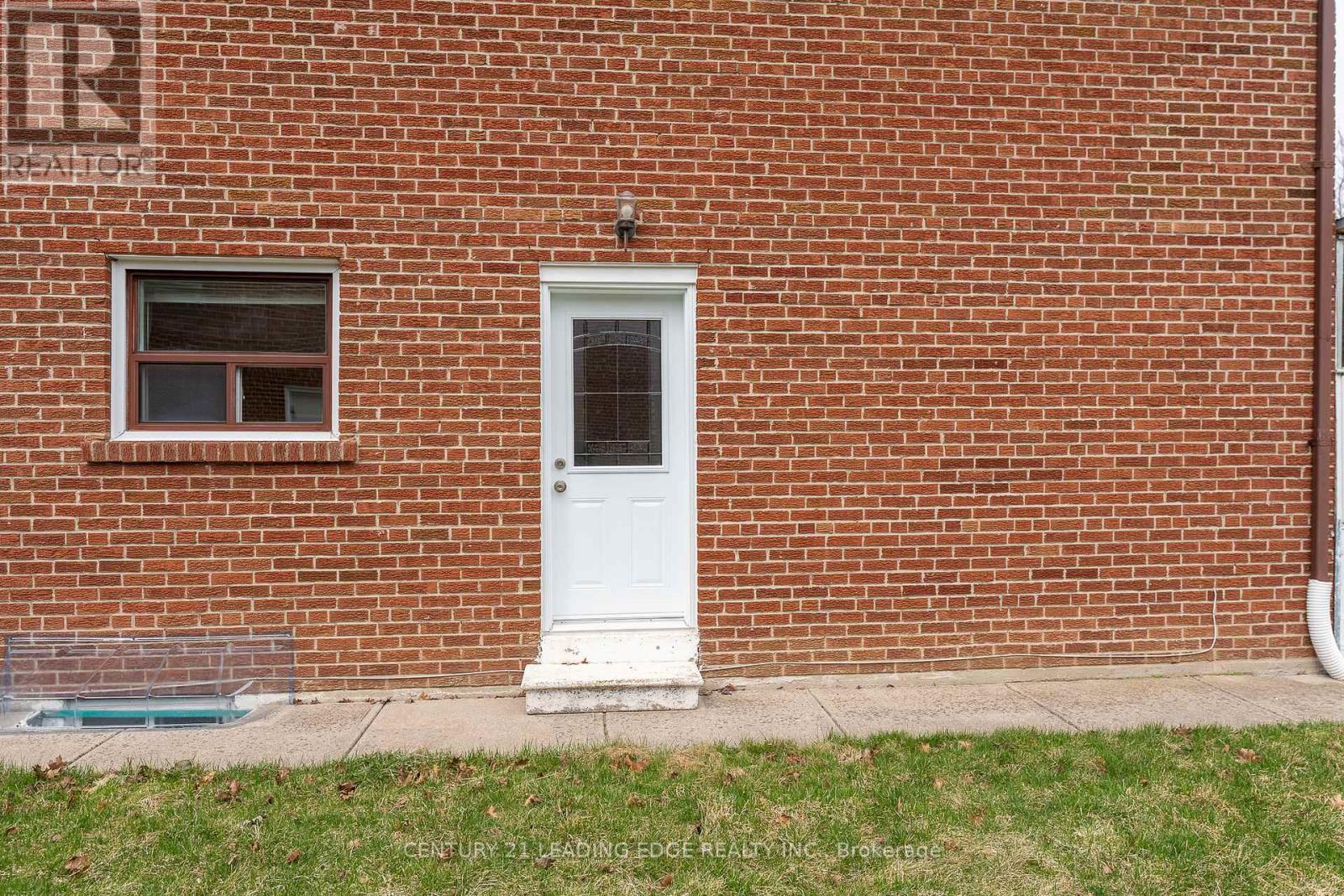 2a Fairglen Avenue, Toronto, Ontario  M1T 1G7 - Photo 40 - E12968736