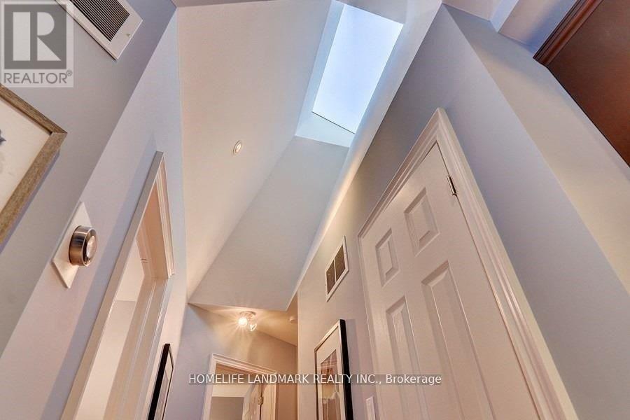 32 Windridge Drive, Markham, Ontario  L3P 1T8 - Photo 9 - N12968664