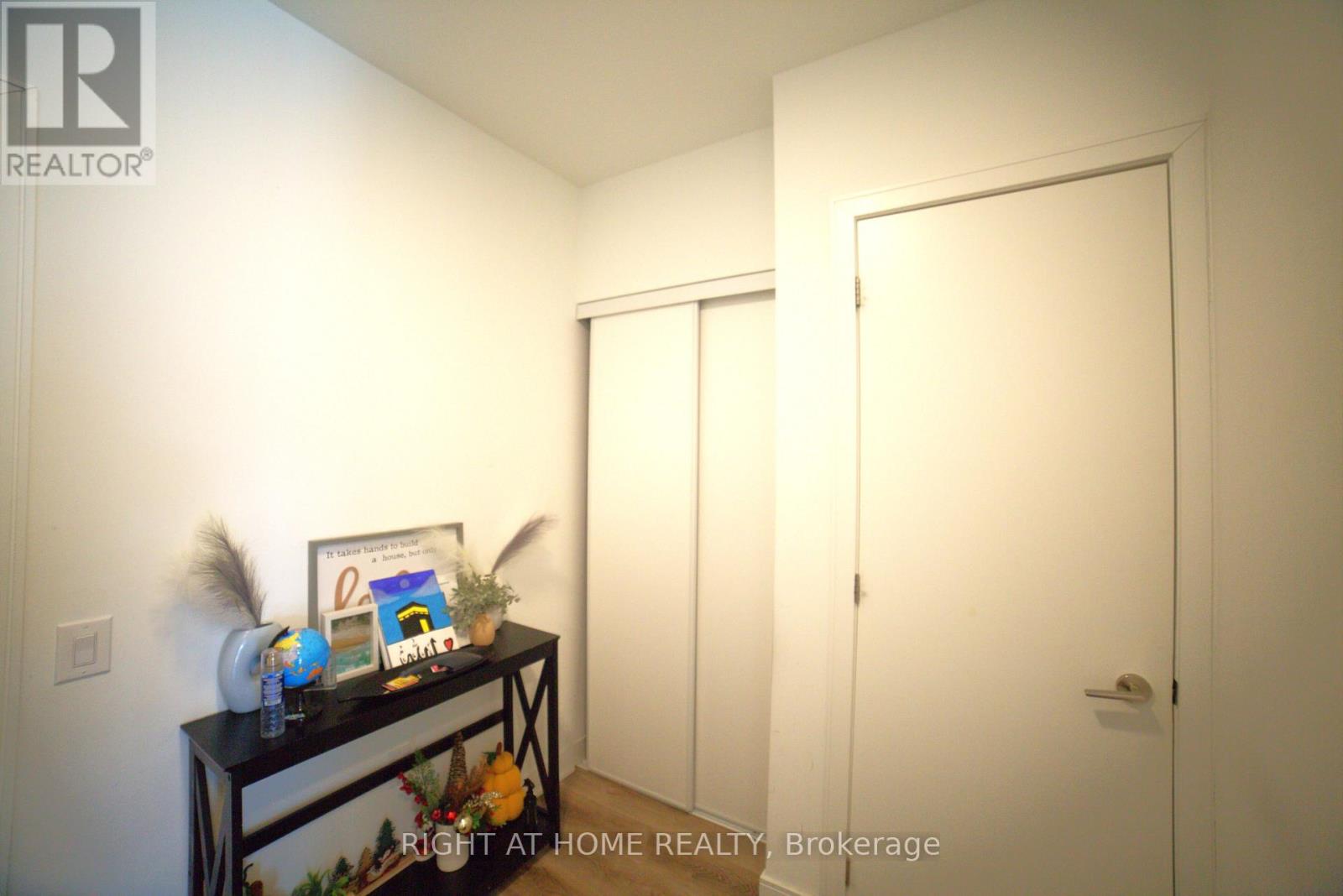 725 - 86 Dundas Street E, Mississauga, Ontario  L5A 0B1 - Photo 11 - W12968710