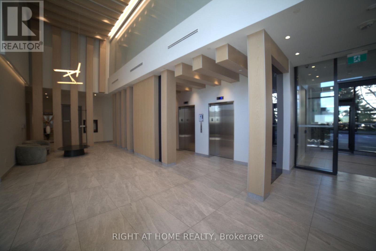 725 - 86 Dundas Street E, Mississauga, Ontario  L5A 0B1 - Photo 2 - W12968710