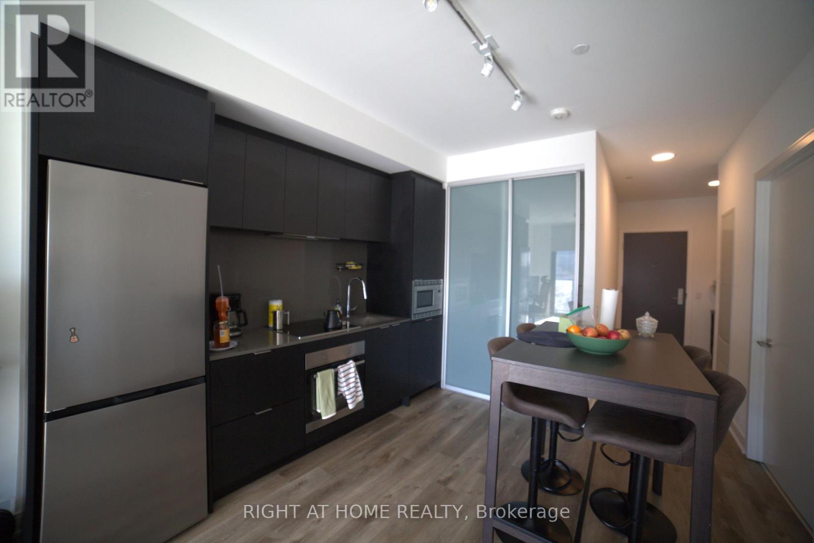 725 - 86 Dundas Street E, Mississauga, Ontario  L5A 0B1 - Photo 3 - W12968710