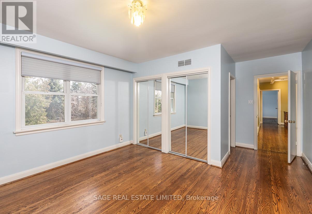 47 Ravensbourne Crescent, Toronto, Ontario  M9A 2A9 - Photo 10 - W12968720