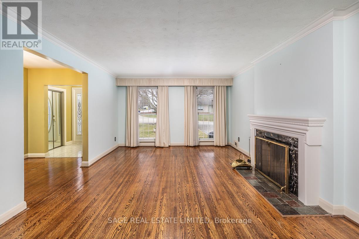 47 Ravensbourne Crescent, Toronto, Ontario  M9A 2A9 - Photo 2 - W12968720