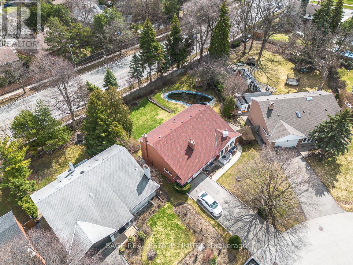 47 Ravensbourne Crescent, Toronto, Ontario  M9A 2A9 - Photo 21 - W12968720