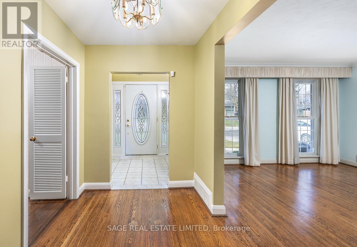 47 Ravensbourne Crescent, Toronto, Ontario  M9A 2A9 - Photo 3 - W12968720