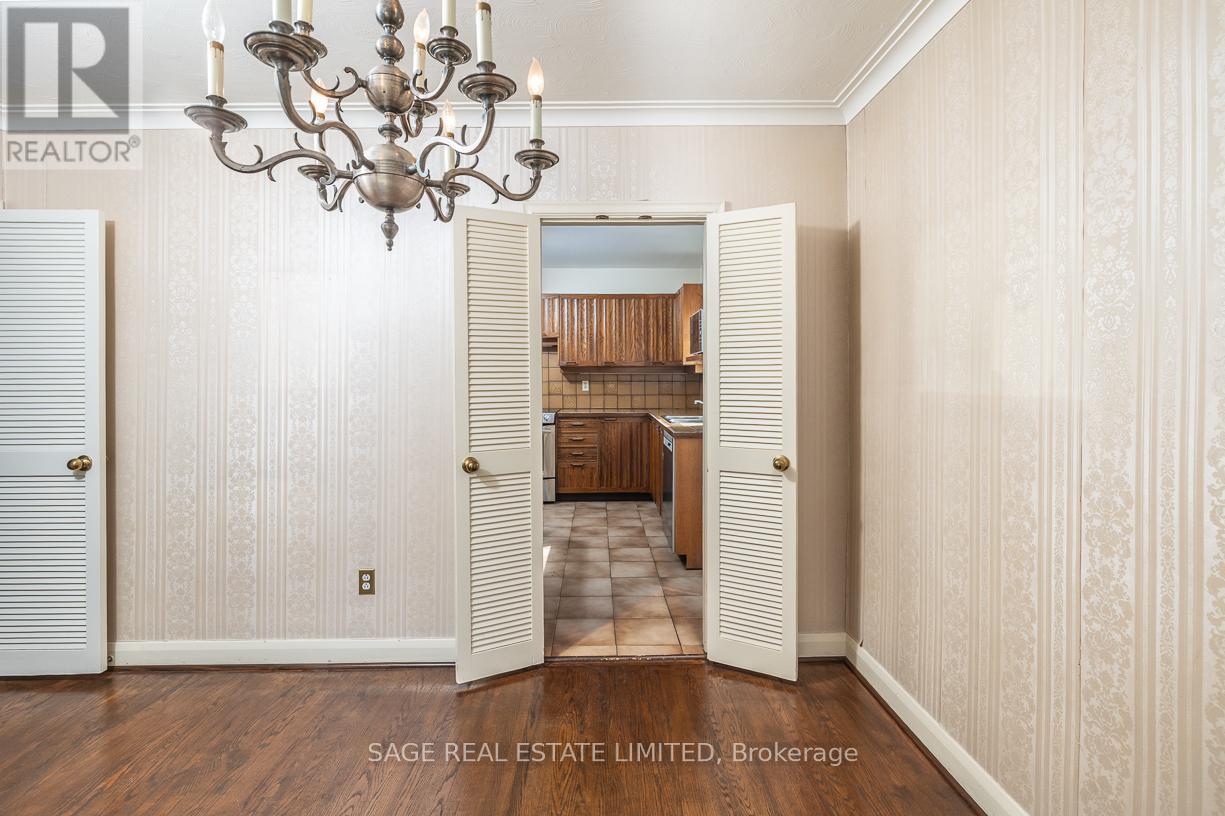 47 Ravensbourne Crescent, Toronto, Ontario  M9A 2A9 - Photo 4 - W12968720