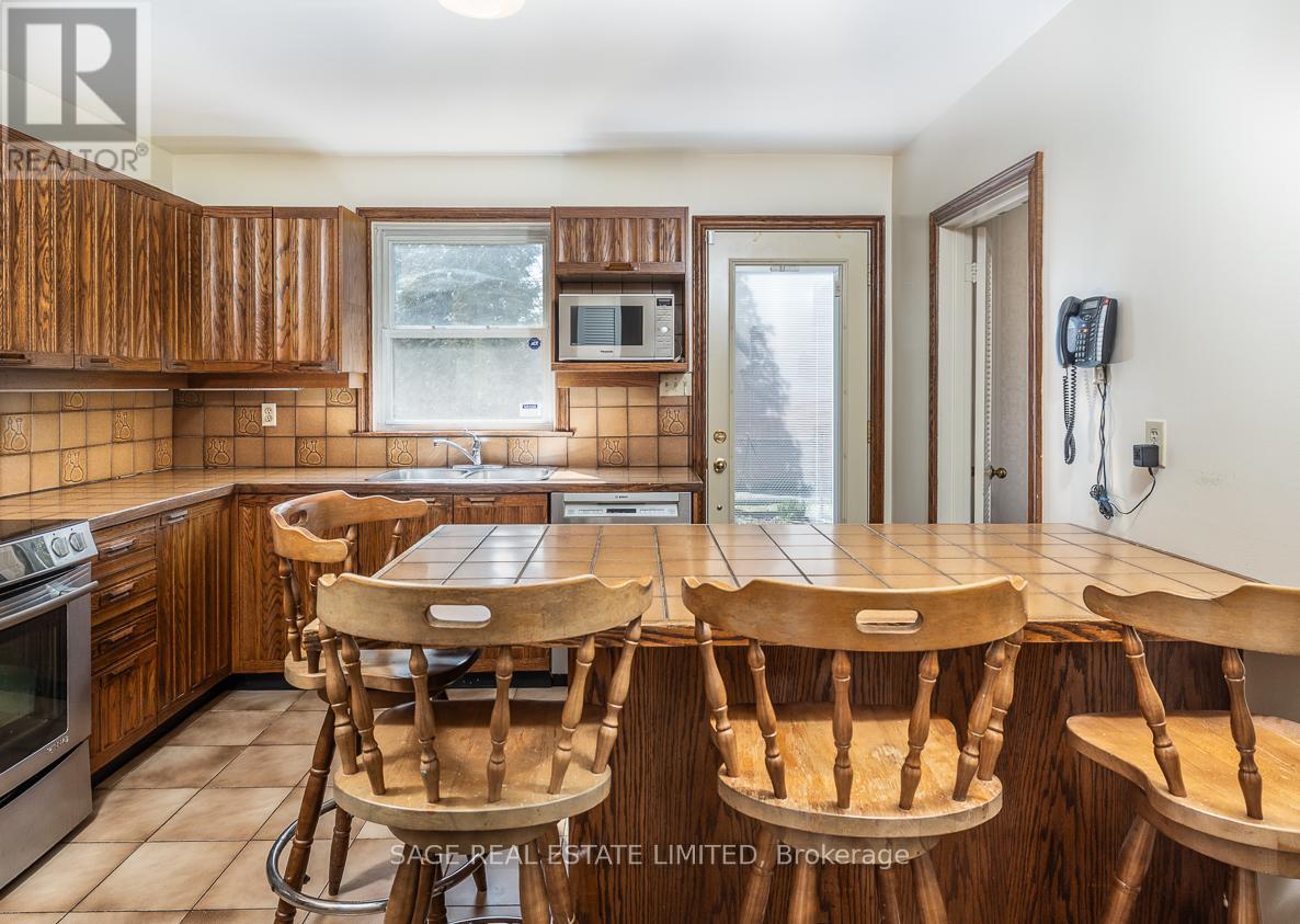 47 Ravensbourne Crescent, Toronto, Ontario  M9A 2A9 - Photo 5 - W12968720